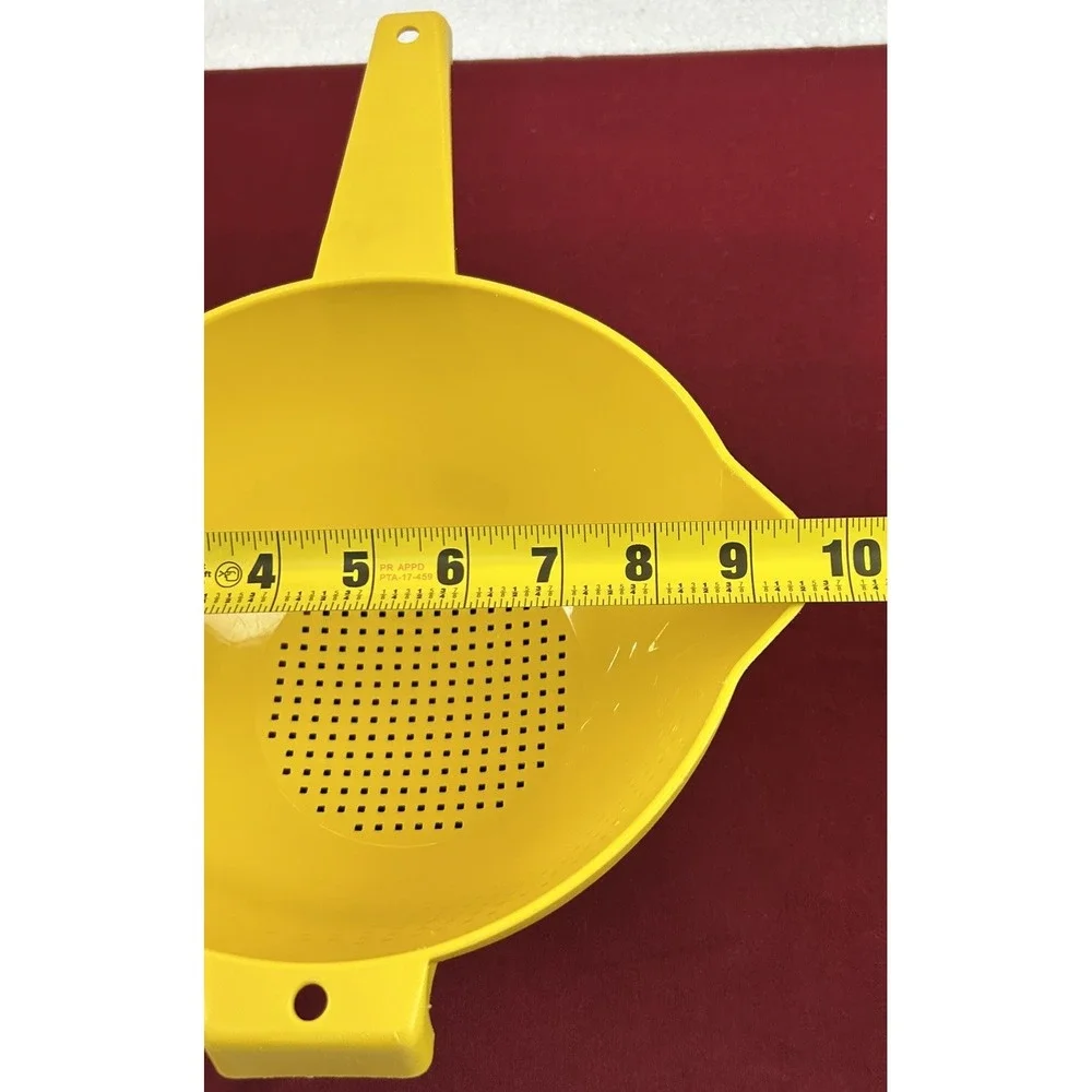 VTG Tupperware Yellow 2 Qt Colander Strainer #1523-1 Handle Double Spouts USA